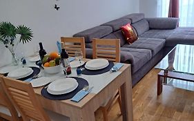 Mariposa, Apartment With Balcony, Private Parking In The Garage, Near The Biggest Shopping Center Mall Of Split
